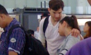 Ashton Kutcher di bandara Los Angeles menuju ke Bali.